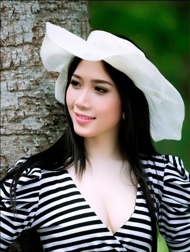 Hoa hậu Dương Quỳnh Lisa điệu đà với bộ sưu tập mũ - Ảnh 4.