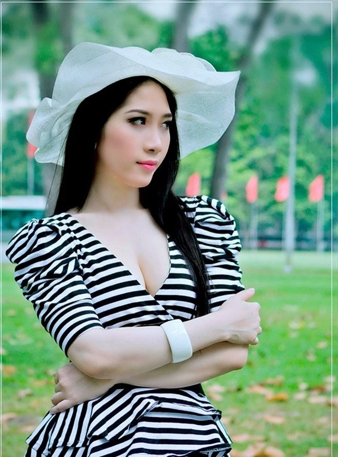 Hoa hậu Dương Quỳnh Lisa điệu đà với bộ sưu tập mũ - Ảnh 5.