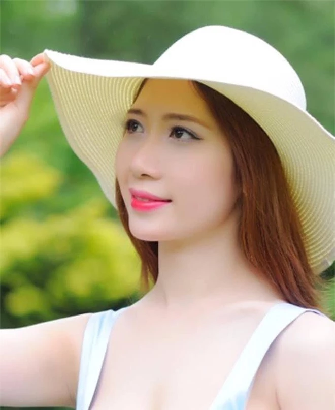 Hoa hậu Dương Quỳnh Lisa điệu đà với bộ sưu tập mũ - Ảnh 7.