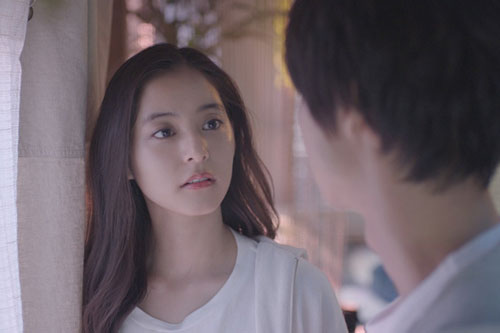 Gần Tết chồng cũ mua cây đào đắt tiền làm quà mong đoàn tụ, ai ngờ phải "đứng hình" khi nhìn thấy người đàn ông đang gói bánh chưng trong sân