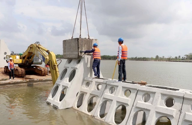 Công trình kè chắn sóng khẩn cấp tại tỉnh Cà Mau do Công ty Busadco sản xuất công nghiệp trên dây chuyền công nghệ chế tạo các thiết bị bê-tông thành mỏng đúc sẵn dùng trong kết cấu hạ tầng kỹ thuật và bảo vệ môi trường.