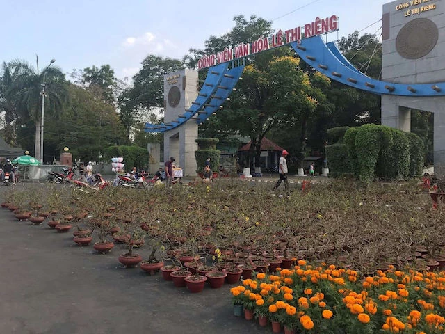 Nhiều tiểu thương bán hoa tết tại Công viên văn hoá Lê Thị Riêng lo lắng khi buôn bán ế ẩm.