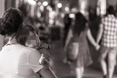 Bị mẹ chồng đối xử tệ, nửa đêm cô gái bế con đến công ty tìm chồng nhưng phát hiện chuyện 'động trời'