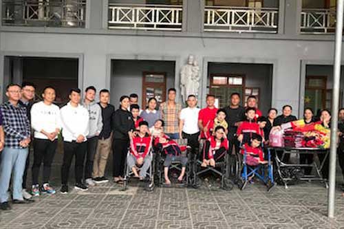 Trọng Hoàng và các cựu cầu thủ xứ Nghệ mang tết đến với những mảnh đời khó khăn