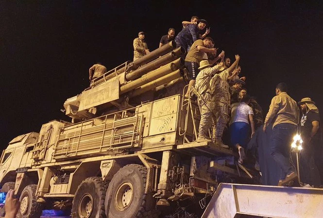 Một hệ thống phòng không Pantsir S1 bị quân chính phủ Libya bắt giữ và đem ra diễu hành ở thủ đô Tripoli, tháng 5 năm 2020.