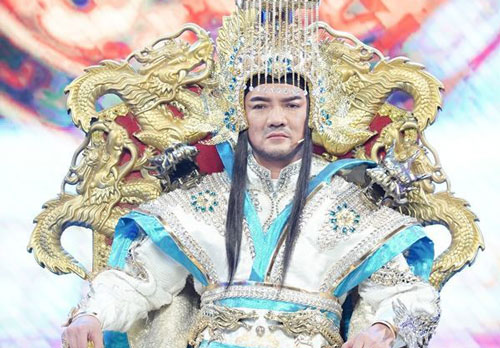 Đàm Vĩnh Hưng mặc áo nặng 20 kg trong Táo Xuân Tết