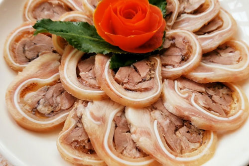 Cách làm tai heo cuộn lưỡi giòn ngon, ăn mãi không chán cho mâm cỗ Tết