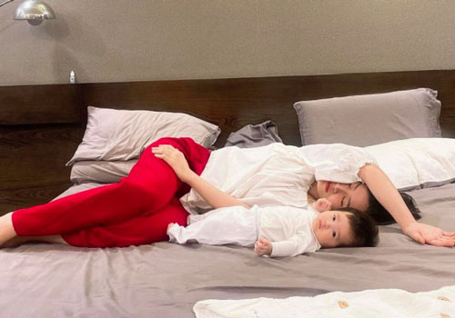 Đông Nhi hát ru mà ngủ gục trước con, Ông Cao Thắng có động thái cực đáng yêu khiến netizen rần rần