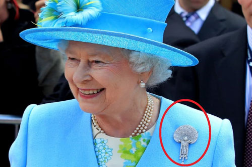 Ý nghĩa không ngờ đến phía sau những chiếc trâm cài áo của Nữ hoàng Anh