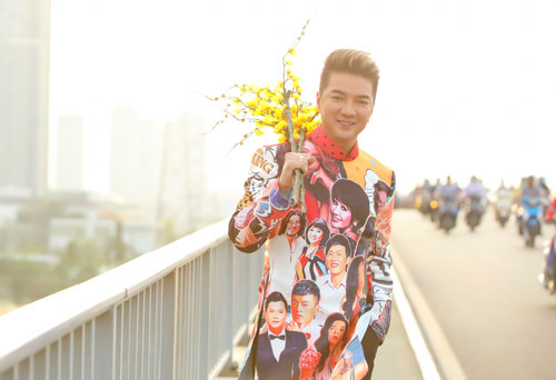 Đàm Vĩnh Hưng diện áo in hình Hoài Linh, Mỹ Tâm đi dạo phố