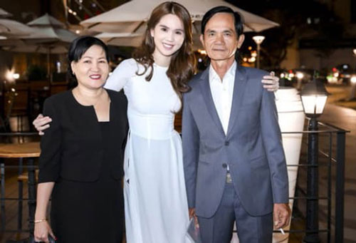 Đỉnh như Ngọc Trinh, mua hàng không hỏi giá và chốt luôn quà Tết 400 triệu cho bố mẹ