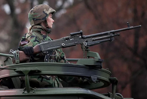 Bộ ảnh 'người đẹp trong quân đội' ở nhiều quốc gia