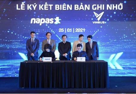 Dùng vé xe điện tử khi đi xe buýt điện VinBus