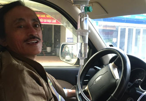 Nghệ sĩ Giang Còi gây hoang mang khi lái xe trong lúc truyền nước, hé lộ tình trạng sức khỏe sau chia sẻ bị ung thư