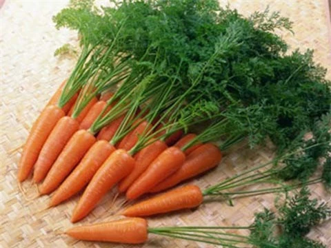 
Không nên giữ cả lá khi bảo quản cà rốt
