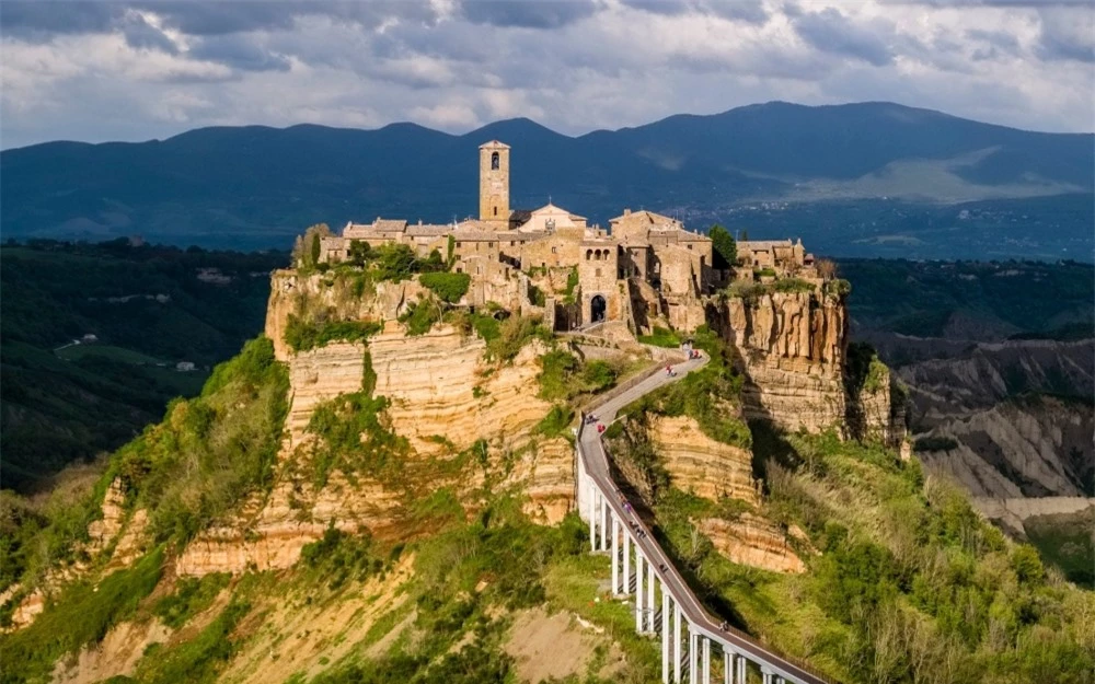 Ngôi làng Civita di Bagnoregio nằm trên đỉnh ngọn núi ở phía Bắc của thành phố Rome. Ảnh: 