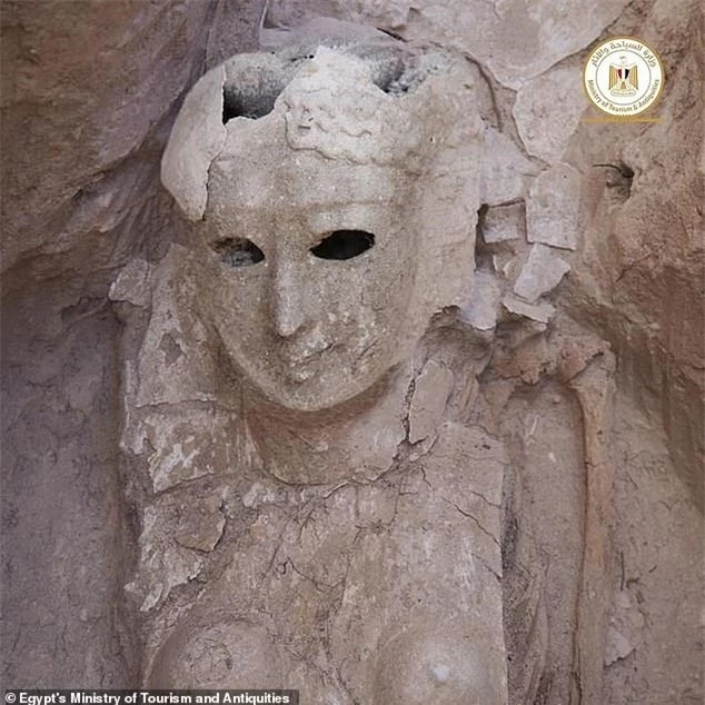 Phát hiện ngôi mộ đá 2.000 tuổi, các nhà khoa học tìm thấy chiếc lưỡi vàng sáng lấp lánh, bằng chứng của nghi lễ chôn cất kỳ quái - Ảnh 3.
