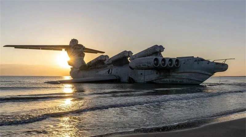 Xem tàu bay 'quái vật' thời Liên Xô dạt vào bờ biển