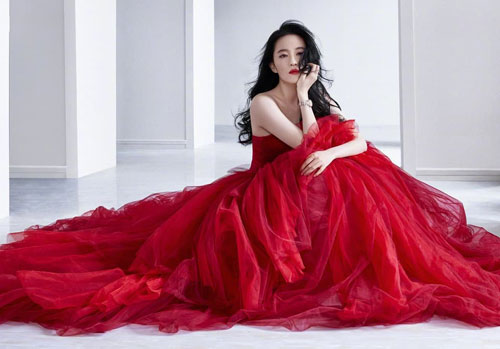 Lưu Diệc Phi đẹp kinh diễm trong bộ đầm đỏ rực, khoe vóc dáng gợi cảm, làn da trắng nõn nà
