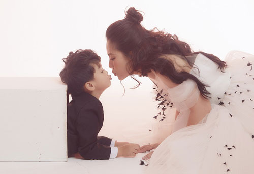 Ngọc Lan nhí nhảnh bên con trai trong bộ ảnh mừng năm mới