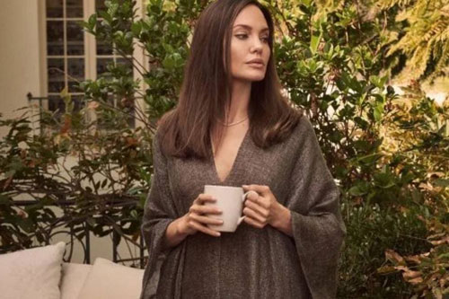 Angelina Jolie thừa nhận là phụ nữ 'đoảng', khó khăn khi thiếu vắng Brad Pitt