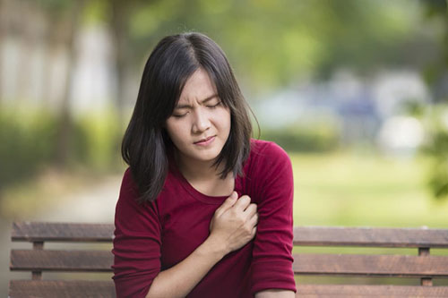 Sau nhiều ngày nằm viện, trở về nhà tôi quyết định viết đơn ly hôn vì không chịu nổi người chồng vô tâm