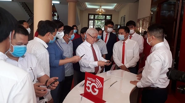 Các đại biểu trải nghiệm dịch vụ 5G của Viettel tại Bình Phước.