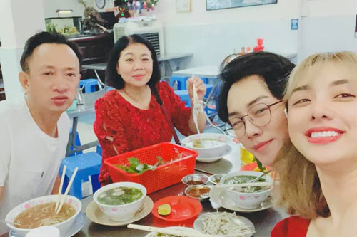 Sau thời gian bị ngăn cấm, Miko Lan Trinh được phụ huynh ủng hộ khi yêu bạn trai chuyển giới