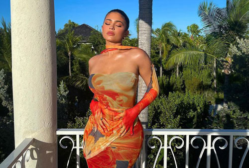 Em út 9x nhà Kardashian thả dáng 'gái một con' bốc lửa