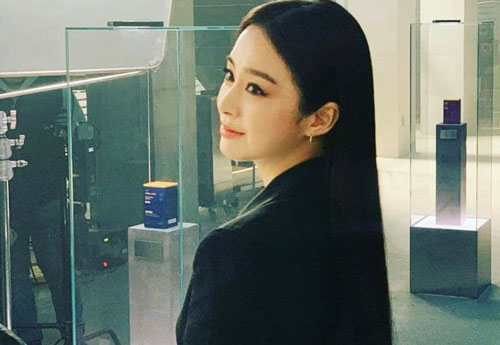 Hình ảnh lạ lẫm của Kim Tae Hee trong hậu trường quay quảng cáo, nhìn đến ảnh cận mặt mới ngỡ ngàng nhan sắc