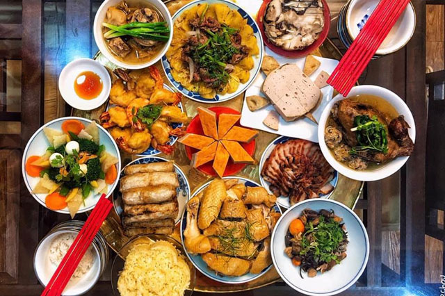 Mẹ 3 con làm dâu phố Hàng Bông 1 tiếng làm xong mâm cỗ 12 món: Nếu không giữ Tết, mai này biết kể chuyện gì cho con cháu nghe?