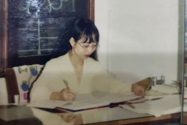 Cô bạn khoe ảnh mẹ thời trẻ, bonus luôn chuyện tình 30 năm vẫn miệt mài phát "cẩu lương" cho con của phụ huynh