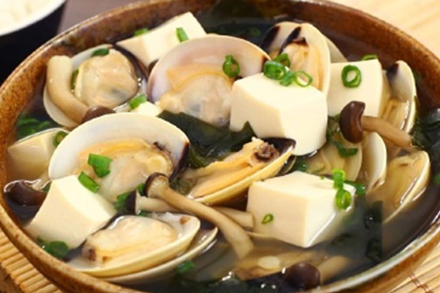 Bữa tối chỉ cần bát canh miso nấu ngao này, vừa nhanh gọn, ấm bụng lại chẳng sợ béo!