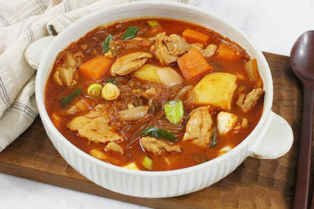 Gần Tết bận rộn, nấu nồi miến gà kiểu Hàn thì cả nhà có bữa ăn ngon lành lại nhanh gọn