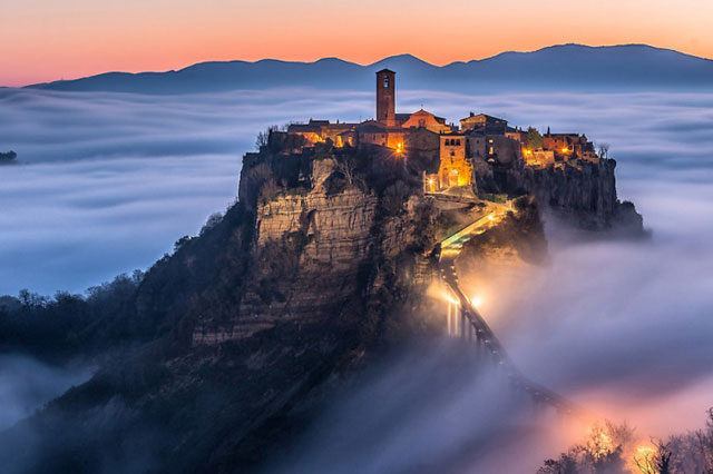 Ngôi làng 2.500 tuổi trên đỉnh núi Italia khiến khách du lịch ngỡ ở trên mây