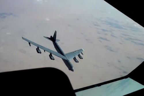 Cận cảnh màn tiếp nhiên liệu cho oanh tạc cơ B-52 trên bầu trời Trung Đông