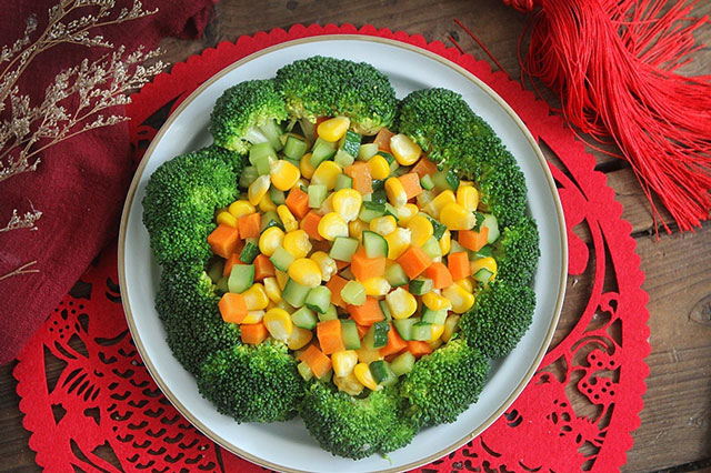 Rau xào thập cẩm siêu đẹp lại dễ làm cho hội gái đoảng "ra tay" ngày Tết