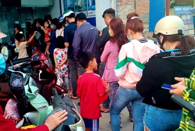 Nỗi ám ảnh không của riêng ai những ngày cận Tết: Đi rút tiền ở ATM!