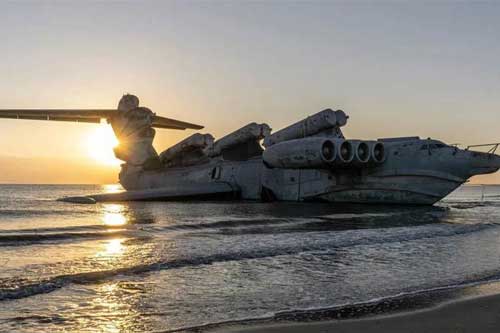 Xem tàu bay 'quái vật' thời Liên Xô dạt vào bờ biển