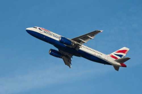 Phi công bất ngờ trông thấy UFO bay sát máy bay