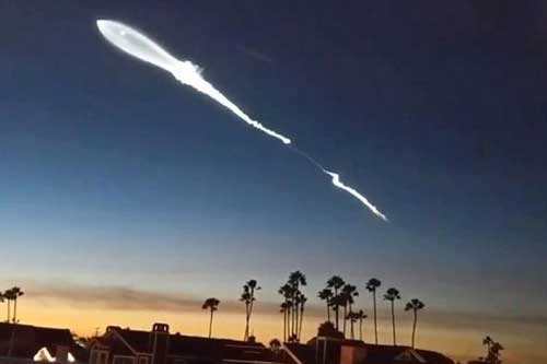Sự thật vệt sáng giống UFO ngoài hành tinh xuất hiện trên bầu trời Mỹ