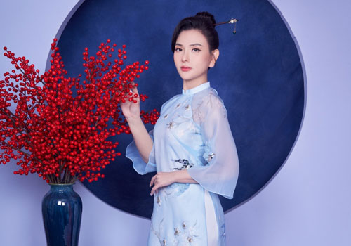 Thu Thủy diện áo dài nền nã đón Tết cổ truyền