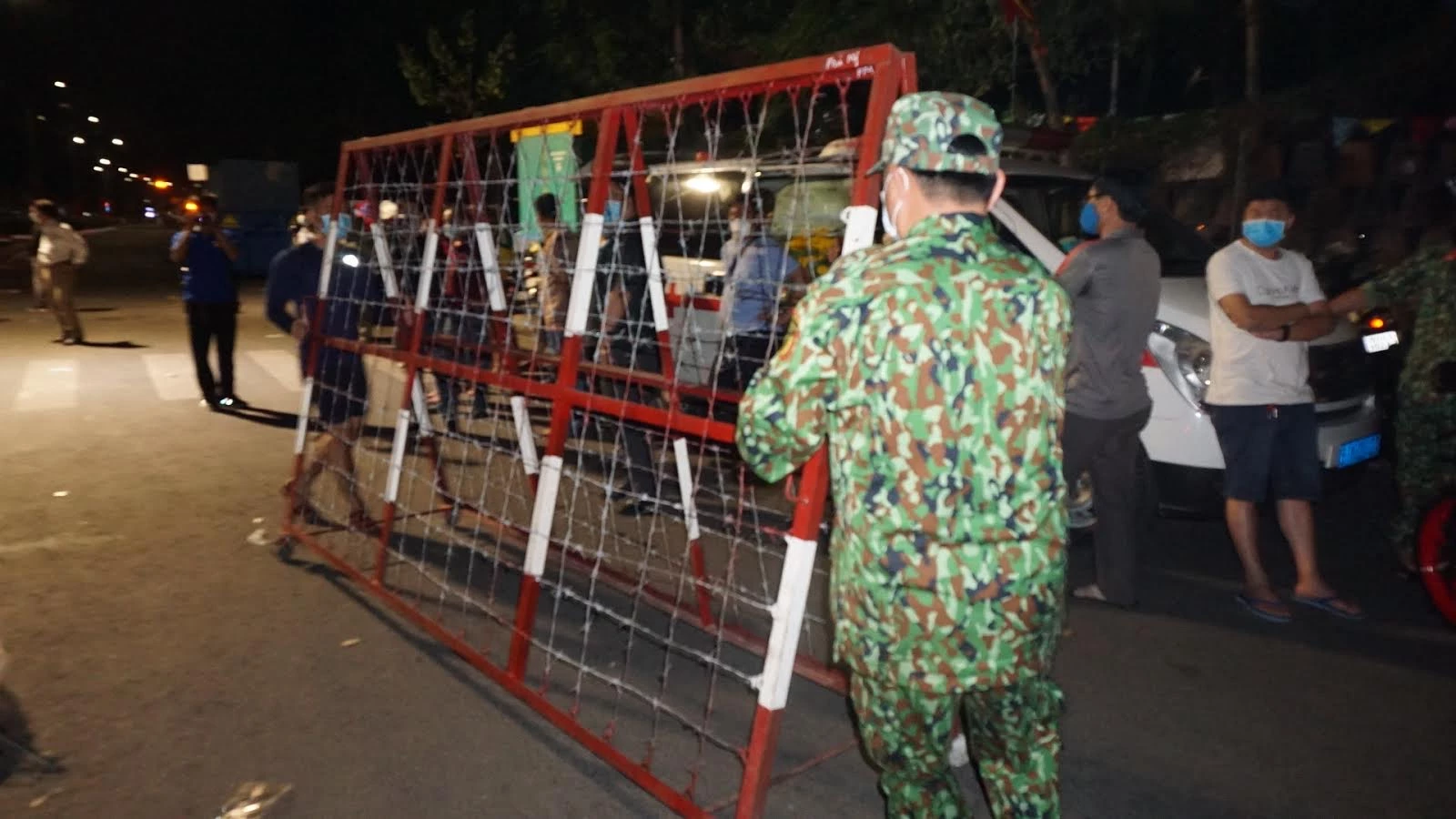 Lực lượng chức năng tháo dỡ hàng rào khu phong tỏa tại TP. Thủ Dầu Một, Bình Dương. (Ảnh: Báo Bình Dương)