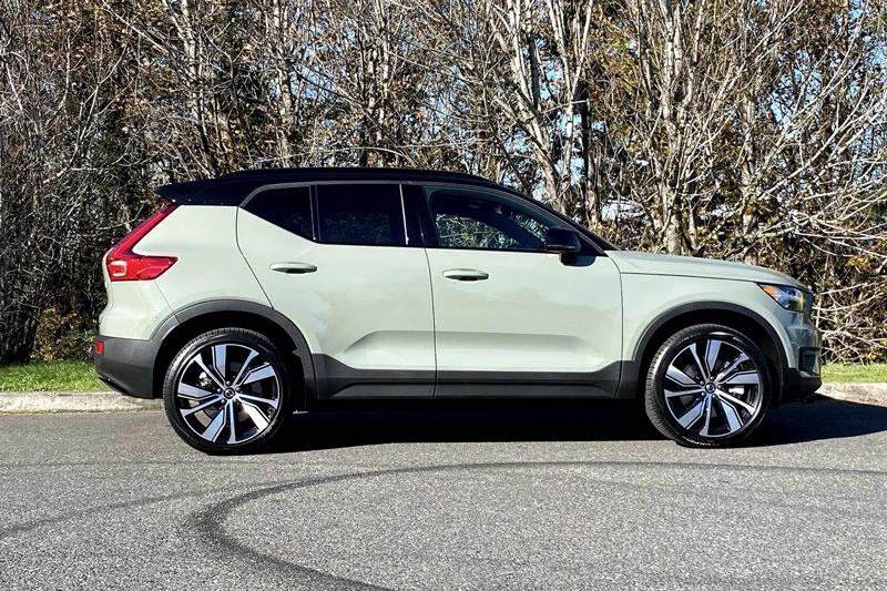 2. Volvo XC40.