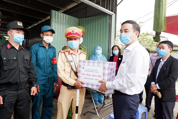 Chiều 9/2, Chủ tịch UBND TP Đà Nẵng Lê Trung Chinh đã đến thăm, tặng quà cho lực lượng liên ngành...