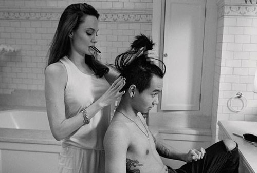 Cậu cả nhà Angelina Jolie gây chú ý khi để lộ hình xăm dữ tợn