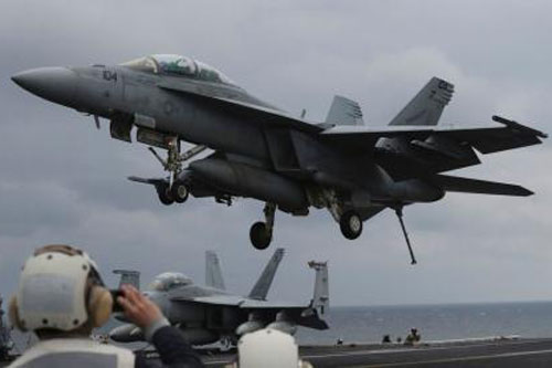 F/A-18E/F gặp vấn đề khi giúp sức F-35C đang yếu