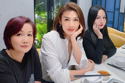 Đào Bá Lộc khoe ảnh gia đình, được khen đẹp vượt trội hơn cả mẹ và em: 'Nhà toàn Hoa hậu, Hoa khôi'