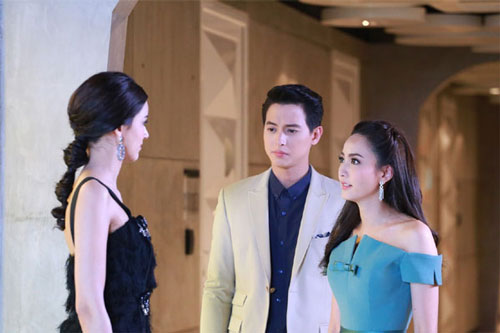 Bị tình cũ của chồng cà khịa ''già như trái cà mà vớ được mâm son'', chị vợ đáp trả sâu cay khiến cô bẽ mặt