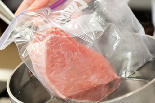 Rã đông thực phẩm ngày Tết nhớ 3 phương pháp này: Thịt tươi ngon, không bị vi khuẩn xâm hại